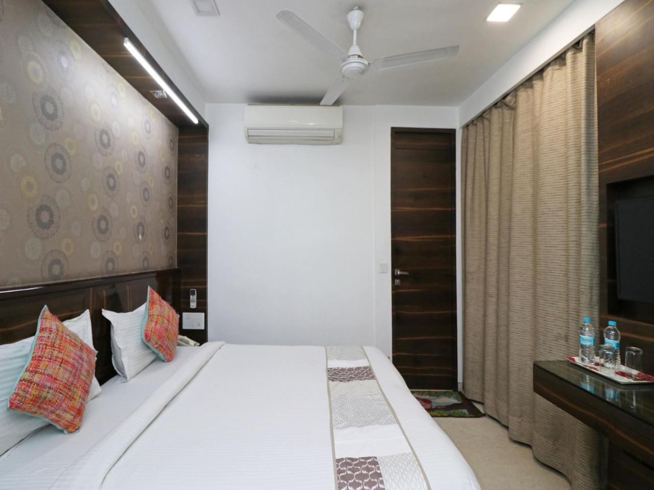 Oyo 9536 Bee For Home Stay New Delhi Exterior photo